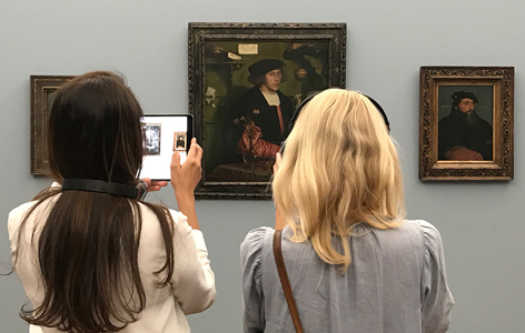 Museumsbesuch mit Tablet Zwei Besucherinnen mit Tablet im Museum.