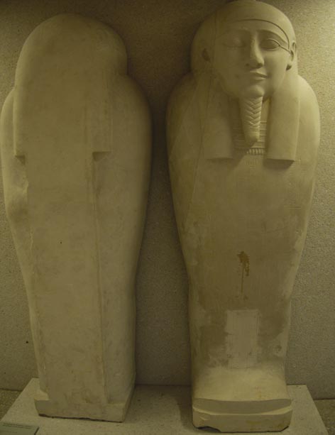 Anthropomorpher Sarg des Hohepriesters Ahmose (3.-2. Jh. v. Chr.) mit Spur der öligen Flüssigkeit Zwei anthropomorphe Särge, einer mit einem dunklen Fleck