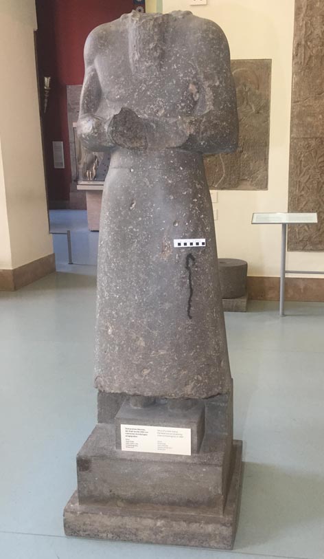Statue eines Mannes aus den Ausgrabungen in Assur (c. 2300-2200 v. Chr.) mit Spuren der öligen Flüssigkeit Steinerne Statue eines Mannes mit der dunklen Spur einer Flüssigkeit