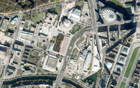 Ein Luftbild aus der Zukunft: Das Areal am Kulturforum nach dem Lückenschluss durch das neue Museum des 20. Jahrhunderts von Herzog & de Meuron Luftbild des Kulturforums mit dem Modell des Museums des 20. Jahrhunderts