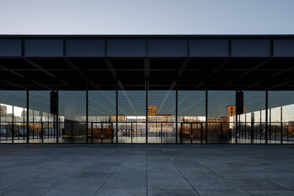 Glasfront der Neuen Nationalgalerie Glasfront der Neuen Nationalgalerie, die umliegenden Häuser spiegeln sich darin