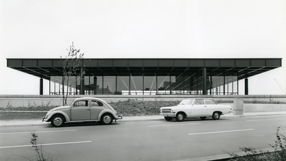 Die Neue Nationalgalerie im Jahr 1968 Ansicht der Neuen Nationalgalerie mit Autos auf der Straße im Vordergrund