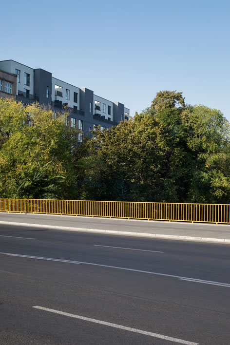 Tiergarten Bäume wachsen neben einer Brücke.