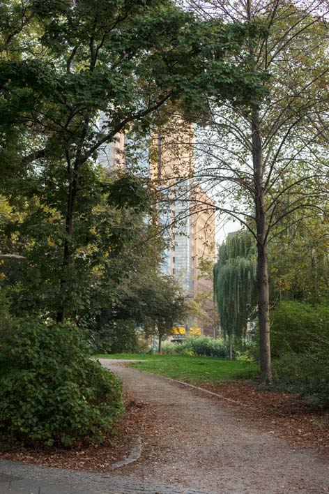 Tiergarten Blick durch Bäume auf ein Gebäude.