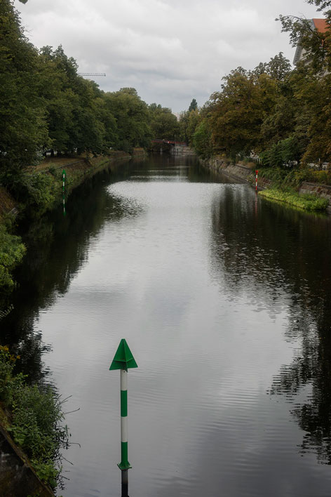 Tiergarten Blick auf einen von Bäumen und Büschen gesäumten Fluss.