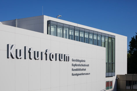 Eingangsbereich der Gemäldegalerie Schriftzug "Kulturforum"