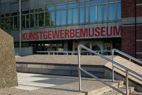 Kunstgewerbemuseum Gebäudeeingang mit Schriftzug "Kunstgewerbemuseum"