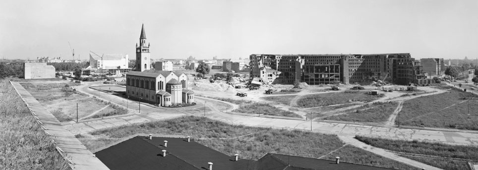 Zwischenzeit in der Stadtwüste. Die düsteren Ruinen des „Hauses des Fremdverkehrs“. Historische Ansicht des Kultuforums mit der Kirche und vereinzelten Ruinen