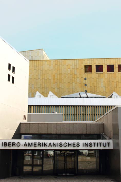 Blick auf das Ibero-Amerikanische Institut, das zwischen 1967 und 1978 zusammen mit der Staatsbibliothek errichtet wurde Eingangsbereich des Ibero-Amerikanischen Instituts