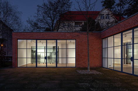 Kellndorfer Ein modernes Gebäude mit großen Fenstern bei Nacht.