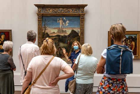 In der Gemäldegalerie wurden die Besucher*innen zu den Gärten in der Sammlung geführt © Stefanie Heider Menschen betrachten ein Ölgemälde mit viel Gartendarstellung