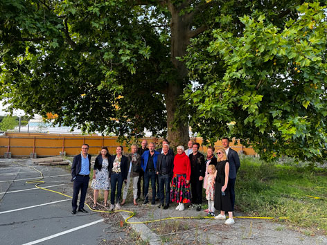 Fototermin unter der alten Platane: Cem Özdemir, Dagmar Hirschfelder, Dagmar Korbacher, Christina Haack, Moritz von Dülmen, Hermann Parzinger, Joachim Brandt (verdeckt), Klaus Biesenbach, Claudia Roth, Hannes Langbein, Rebecca Wolf, Gero Dimter © Stefa Eine Menschengruppe posiert vor einem großen alten Baum