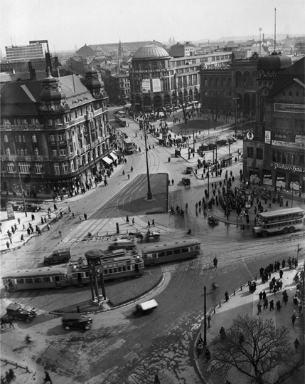 Potsdamer Platz mit Haus Vaterland oben im Bild und rechts davon der Pots-damer Bahnhof (zwischen 1925 und 1930) 