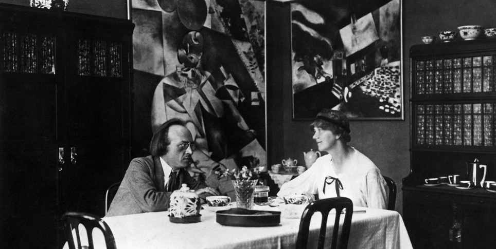 Der Gründer von "Der Sturm", Herwath Walden, und seine Frau Nell im Speisezimmer ihrer Wohnung in der Potsdamer Straße (1916) © bpk Der Gründer von "Der Sturm", Herwath Walden, und seine Frau Nell im Speisezimmer ihrer Wohnung in der Potsdamer Straße (1916)