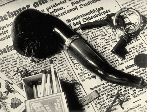 Aenne Biermann: Ohne Titel (Stillleben mit Pfeife), Fotografie, um 1929 © Kunstbibliothek der Staatlichen Museen zu Berlin Aenne Biermann: Ohne Titel (Stillleben mit Pfeife), Fotografie, um 1929