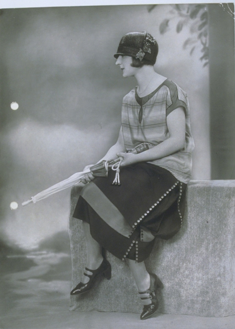 Becker und Maass: Frau in Kleid von Kallmann und Friedländer, Fotografie, um 1920 © Kunstbibliothek der Staatlichen Museen zu Berlin Becker und Maass: Frau in Kleid von Kallmann und Friedländer, Fotografie, um 1920