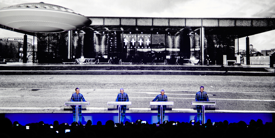 Kraftwerk im Kraftfeld: 2015 traten die Elektropioniere mit ihrer 3-D-Konzertreihe "Der Katalog – 1 2 3 4 5 6 7 8" in der Neuen Nationalgalerie am Kulturforum auf © Peter Boettcher/Kraftwerk/Sprüth Magers Kraftwerk im Kraftfeld: 2015 traten die Elektropioniere mit ihrer 3-D-Konzertreihe "Der Katalog – 1 2 3 4 5 6 7 8" in der Neuen Nationalgalerie am Kulturforum auf