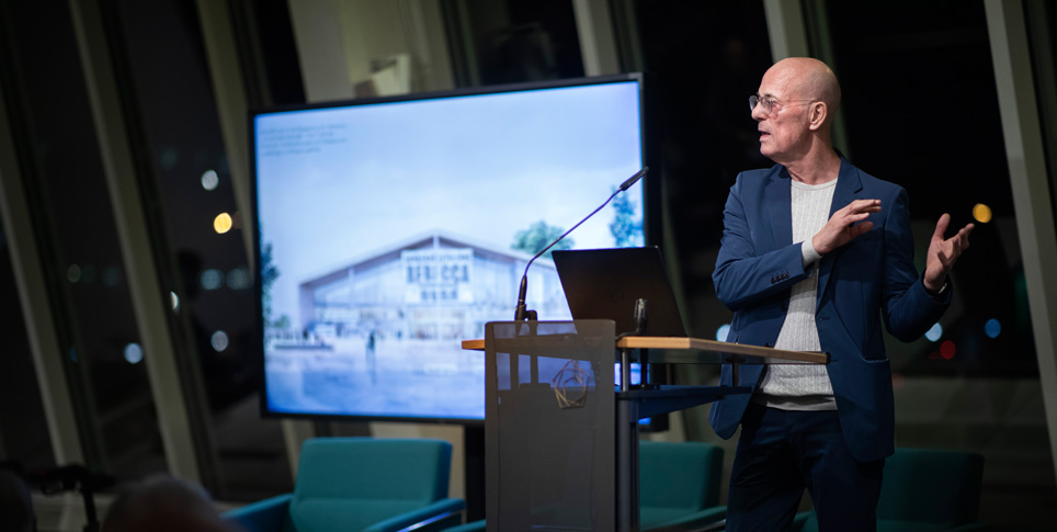 Jacques Herzog erläutert den Entwurf für das Museum des 20. Jahrhunderts © SPK / photothek.net / Felix Zahn Jacques Herzog erläutert den Entwurf für das Museum des 20. Jahrhunderts