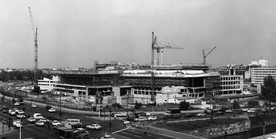 Großer Kampf für einen großen Bau: Die Staatsbibliothek im Bau, 1972/73 © bpk/Reinhard Friedrich Großer Kampf für einen großen Bau: Die Staatsbibliothek im Bau, 1972/73