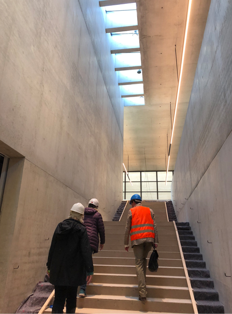 Die Simon-Schwestern und Ralf Nitschke auf dem Weg ins Obergeschoss © SPK Die Simon-Schwestern und Ralf Nitschke auf dem Weg ins Obergeschoss