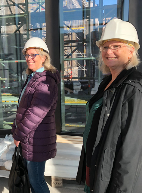 Die Simon-Schwestern sind begeistert von dem neuen Eingangsgebäude der Museumsinsel 