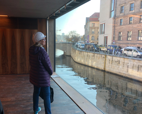 Chris Simon vor dem Panoramafenster im Sockelgeschoss 