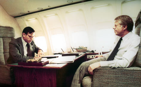 Mit Jimmy Carter (r.), dem er über vier Jahre hinweg als innenpolitischer Berater gedient hat, an Bord der Air Force One