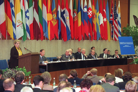 Die damalige US-Außenministerin Madeleine Albright während ihrer Rede auf der Washingtoner Konferenz 1998. Die damalige US-Außenministerin Madeleine Albright während ihrer Rede auf der Washingtoner Konferenz 1998.