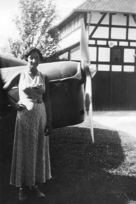 Agathe Saulmann in front of her airplane