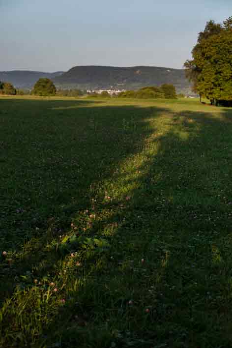 Wo früher die Landebahn war, ist heute eine grüne Wiese