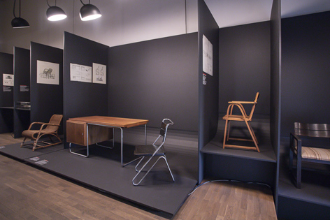 Ausstellungsansicht Ausstellung von Stühlen