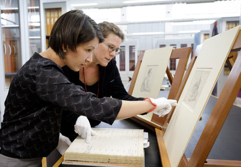 Kuratorin Anna Pfäfflin (links) und Provenienzforscherin Hanna Strzoda gleichen die Zeichnung von Johann Adam Klein mit dem zugehörigen Inventarbucheintrag ab Kuratorin Anna Pfäfflin (links) und Provenienzforscherin Hanna Strzoda gleichen die Zeichnung von Johann Adam Klein mit dem zugehörigen Inventarbucheintrag ab