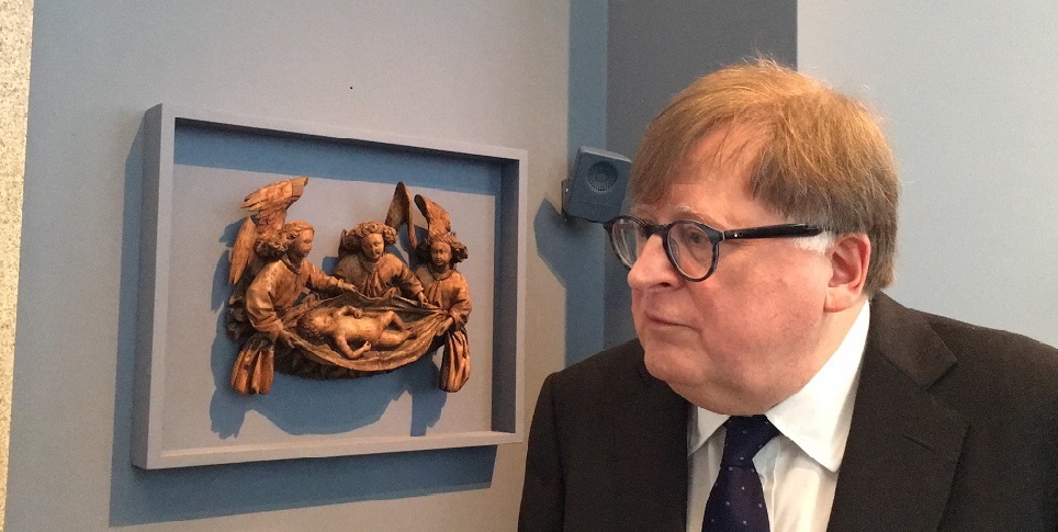 Felix de Marez Oyens in front of the restituted Angel Group in the Bode Museum