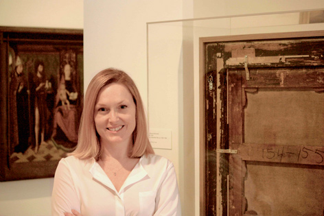 Nancy Karrels und die Rückseite eines Gemäldes in der Ausstellung "Provenance: A Forensic History of Art"