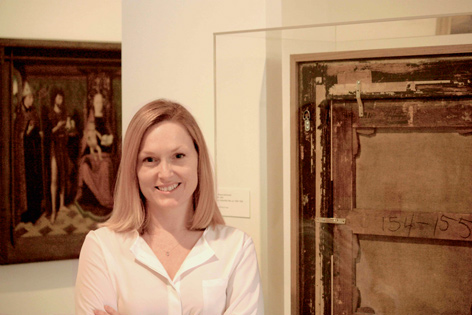 Nancy Karrels und die Rückseite eines Gemäldes in der Ausstellung "Provenance: A Forensic History of Art" Nancy Karrels und die Rückseite eines Gemäldes in der Ausstellung "Provenance: A Forensic History of Art"