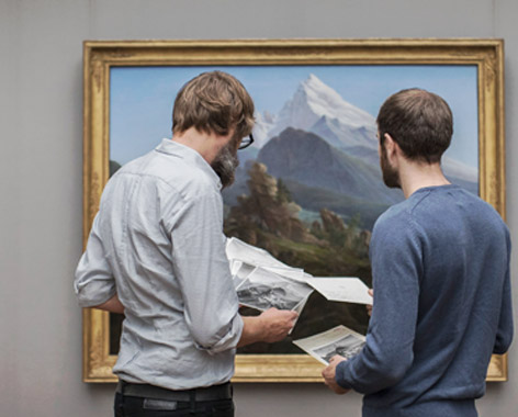 Provenienzforscher aus dem Zentralarchiv der Staatlichen Museen zu Berlin vor Caspar David Friedrichs „Der Watzmann“ © SPK/photothek.net/Florian Gärtner Provenienzforscher aus dem Zentralarchiv der Staatlichen Museen zu Berlin vor Caspar David Friedrichs „Der Watzmann“