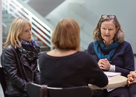 Viola König (li) und Maryanne Redpath im Ethnologischen Museum in Dahlem 