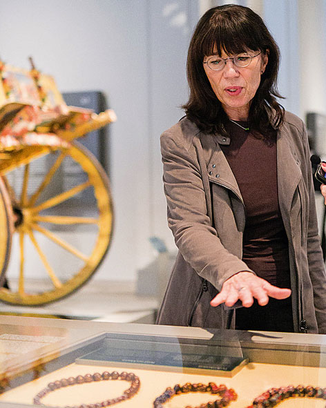 Museumsleiterin Elisabeth Tietmeyer inspiziert ihre eigene Sammlung in Dahlem