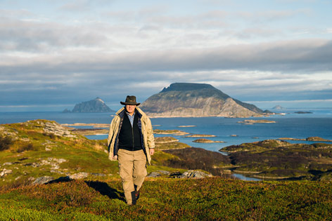 Sigbjørn Rønbeck macht sich auf der Insel Risøya auf die Suche nach Adrian Jacobsen