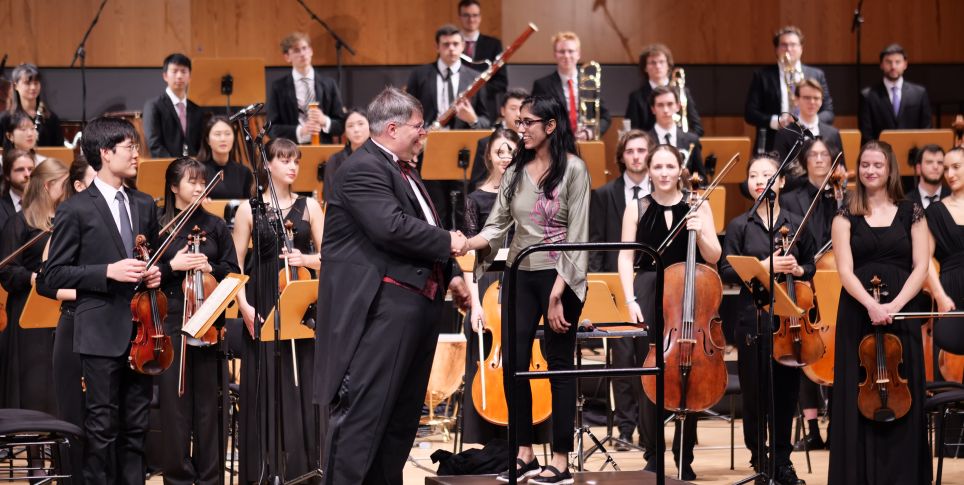 Die Komponistin Zara Ali auf der Bühne vor einem Orchester