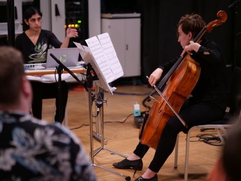 Komponistin Zara Ali spielt mit Musikern