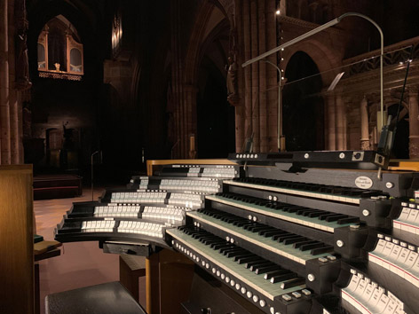 Blick auf eine große Kirchenorgel im Halbdunkel