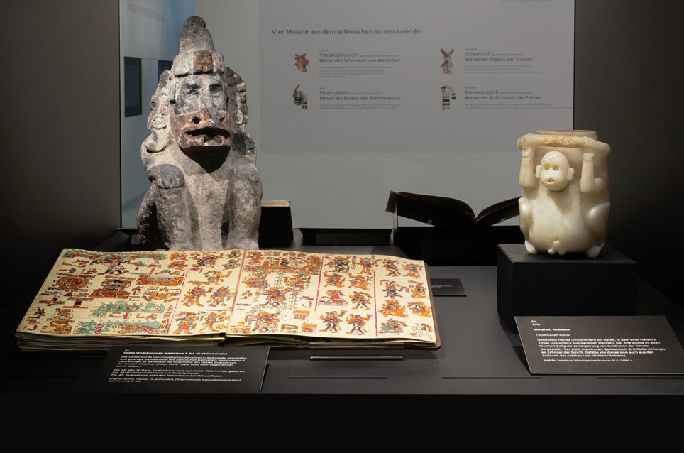 Ausstellungsansicht Objekte in einer Museumsvitrine