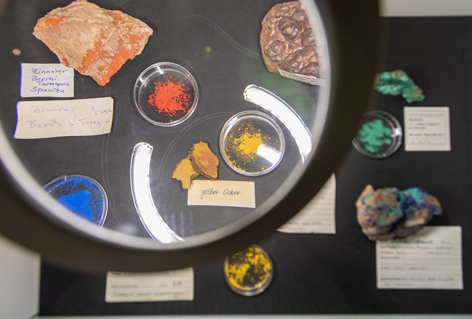 Färbende Mineralien – die materiellen Bestandteile der indigenen Bilderhandschriften Verschiedene Mineralien in Schälchen auf schwarzem Untergrund