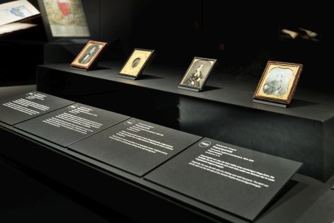 Kulturwerk Ausstellungsvitrine mit Bildern und Textschildern