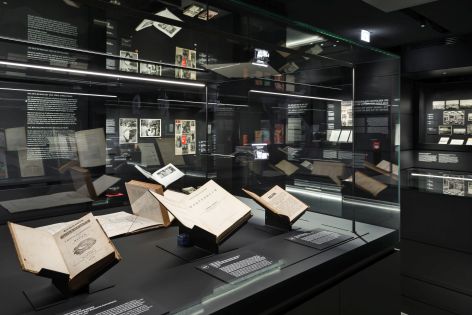 Kulturwerk Vitrine in schwarzem Raum