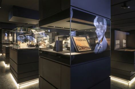 Kulturwerk Dunkler Ausstellungsraum mit beleuchteten Vitrinen