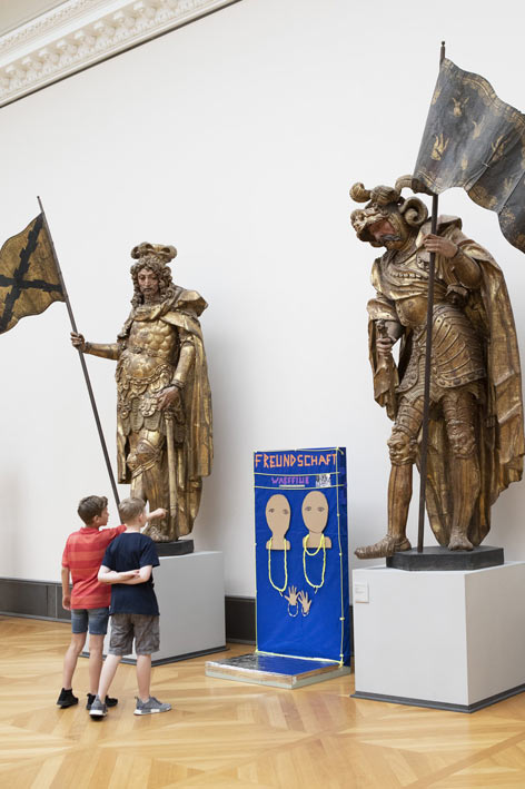 Schulprojekt im Lab.bode Zwei Schüler stehen im Museum vor zwei überdimensionierten Ritterstatuen