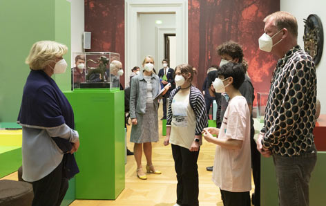 Kulturstaatsministerin Grütters beim lab.Bode-Finale Erwachsene und Kinder in einem Museum