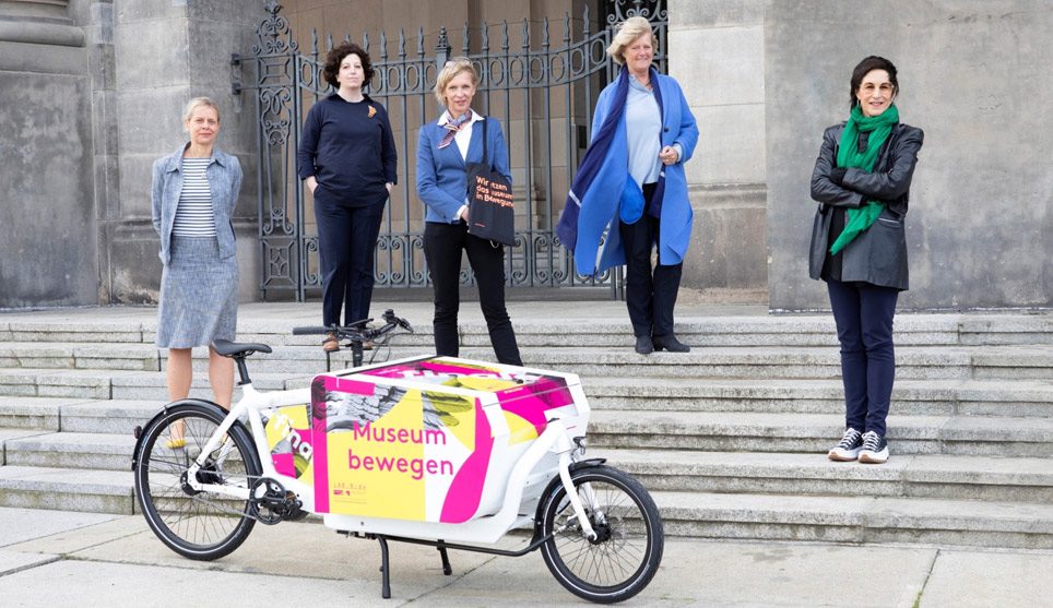 Von links nach rechts: Heike Kropff, Maria López-Fanjul, Christina Haak, Kulturstaatsministerin Monika Grütters, Hortensia Völckers © Staatliche Museen zu Berlin / Juliane Eirich Fünf Frauen und ein Lastenrad stehen auf einer Treppe